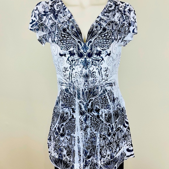 Apt. 9 Tops - APT 9 blouse MODERN Striking FLORAL V NECK silky sheen LONGER LENTGH feminine